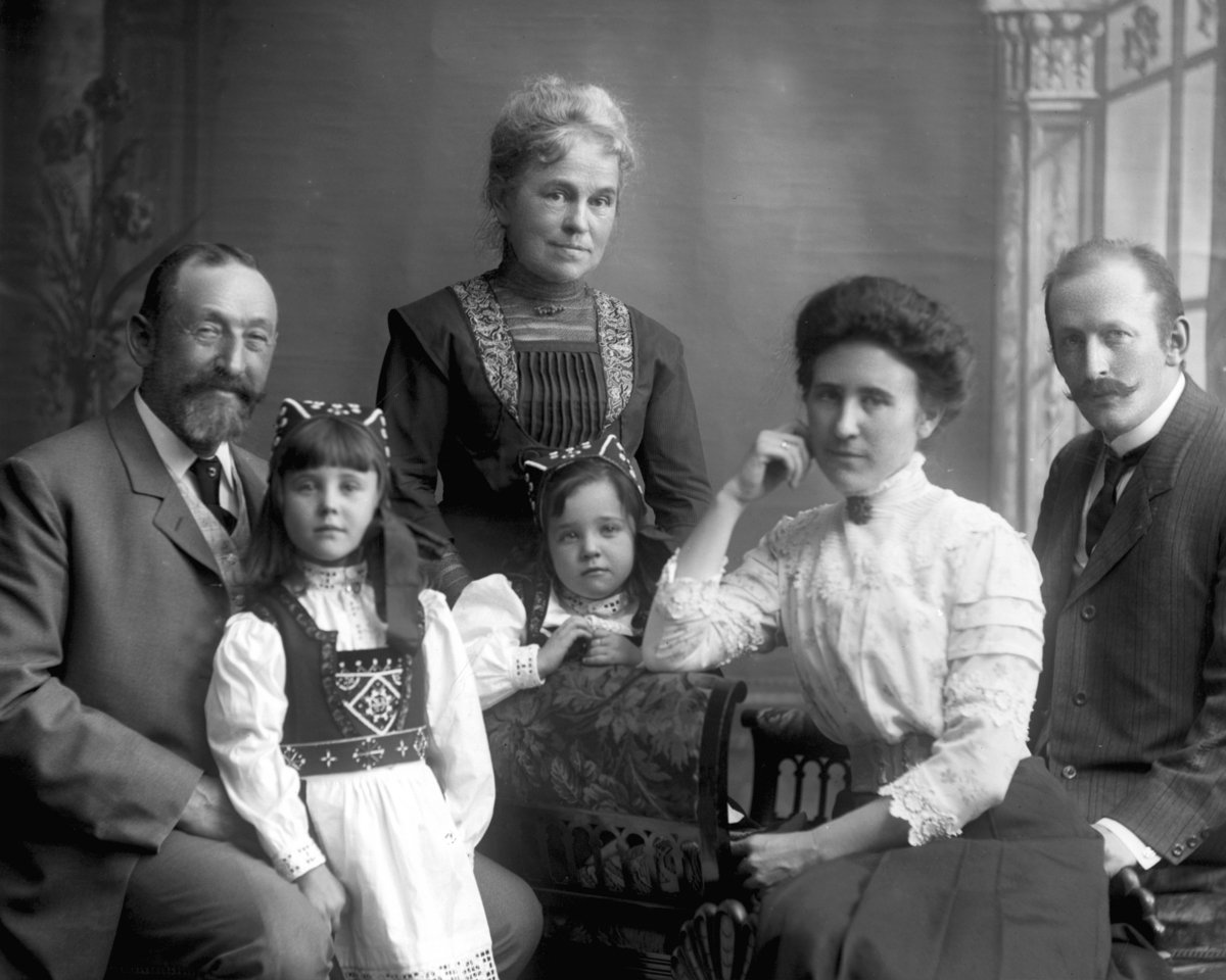 Gustav Borgen, Gruppeportrett, familiebilde. To småpiker i bunad.