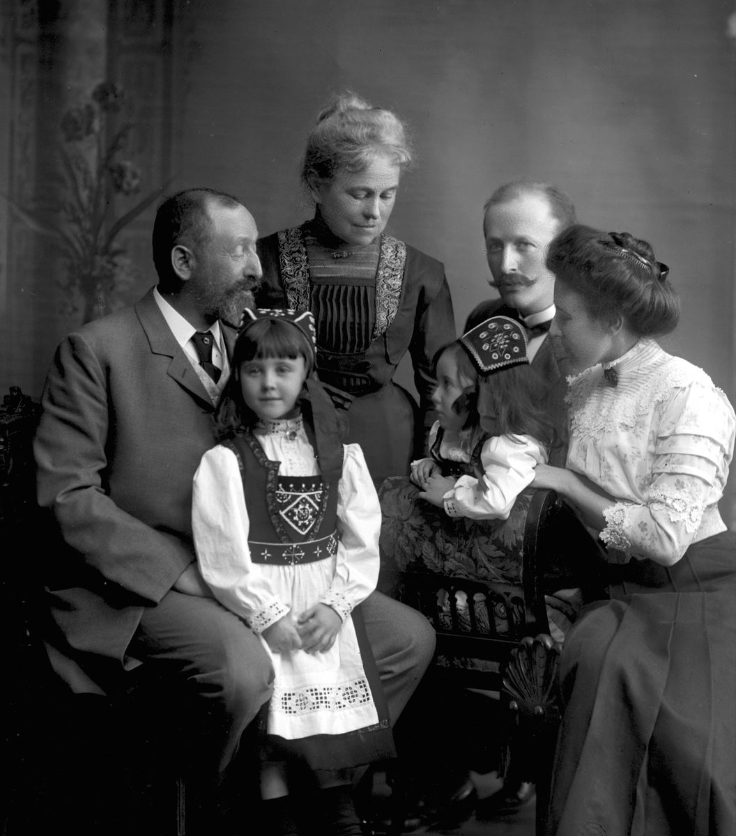 Gustav Borgen, Gruppeportrett, familiebilde. To småpiker i bunad.