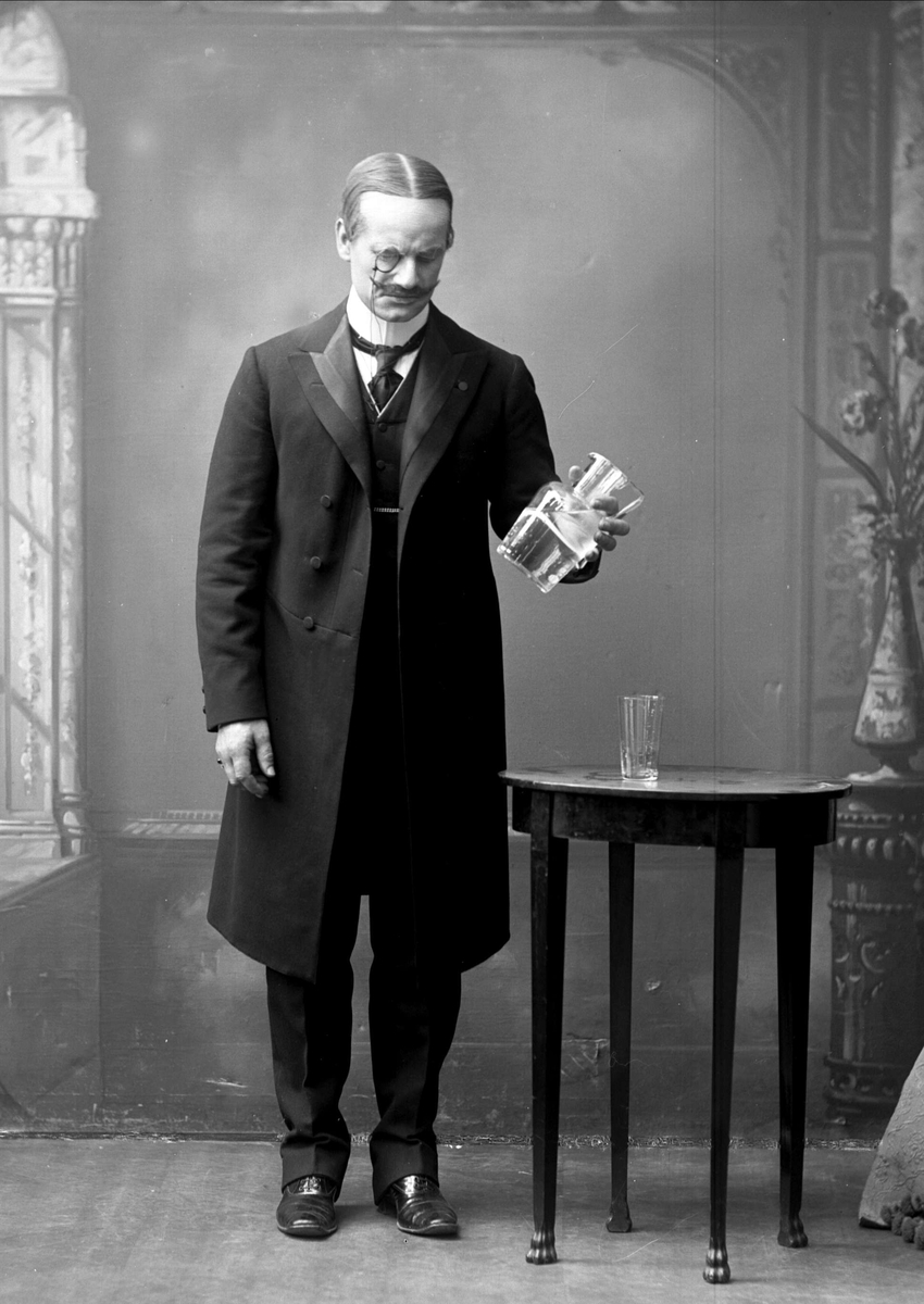 Gustav Borgen, Portrett, skuespiller Dienesen med en mugge vann.