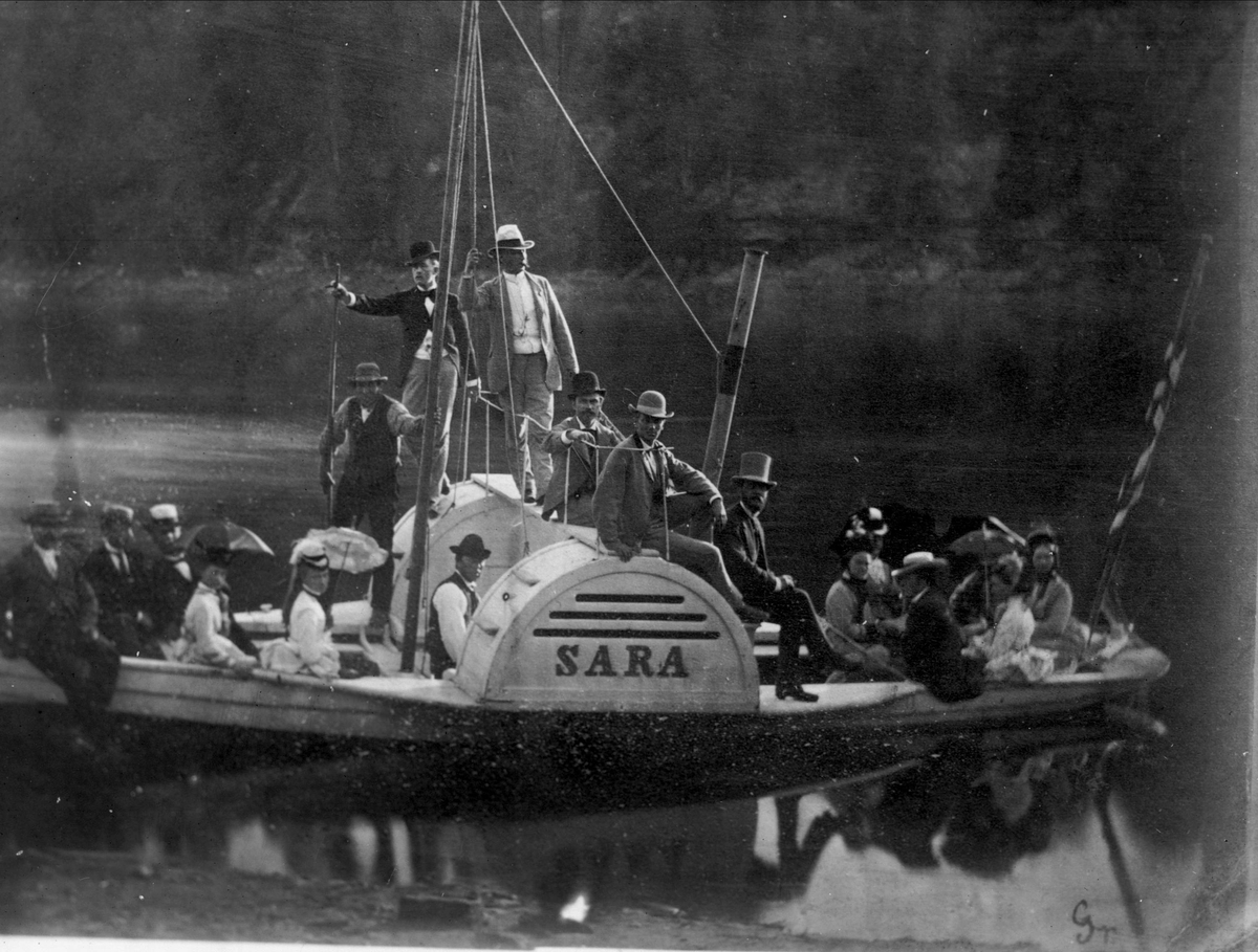 Gustav Borgen, Avfotografering. Nøklevann, seilas med hjulbåten Sara, byråsjef Heftyes Sarabråten, lystseilas, 11 menn og 5 kvinner, 19. juli 1874. Maskinkraften ble besørget av husmenn/arbeidere under hr. Heftye.