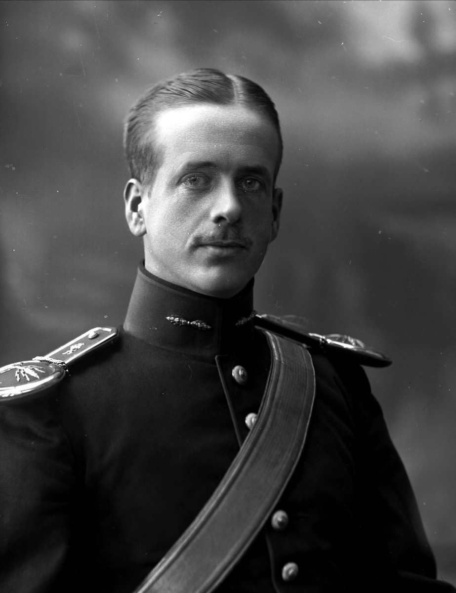 Gustav Borgen, Olaf Trygvessøn Klingenberg i uniform som løytnant.