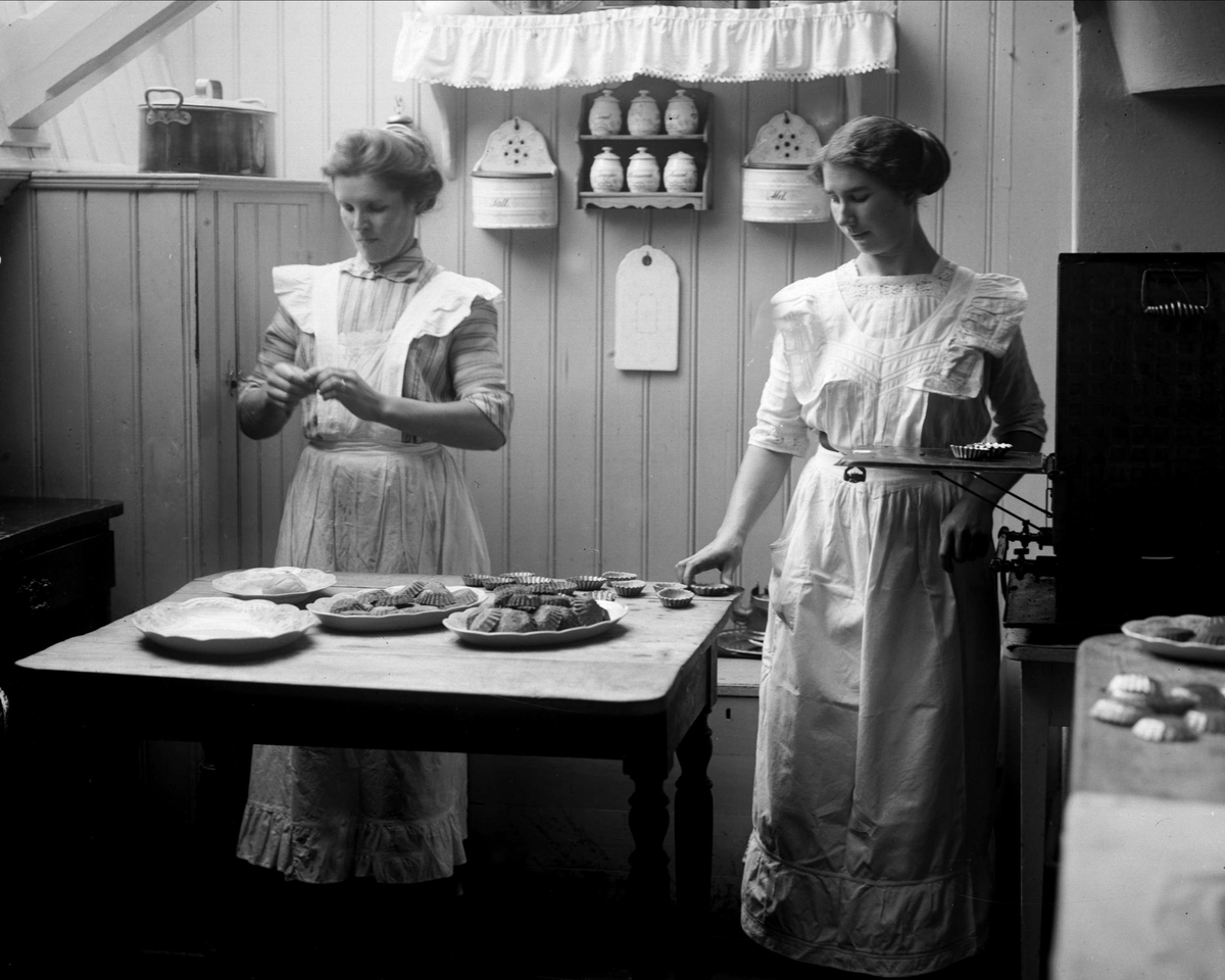 Gustav Borgen, Interiør, kjøkken med to tjenestepiker som baker sandkaker.