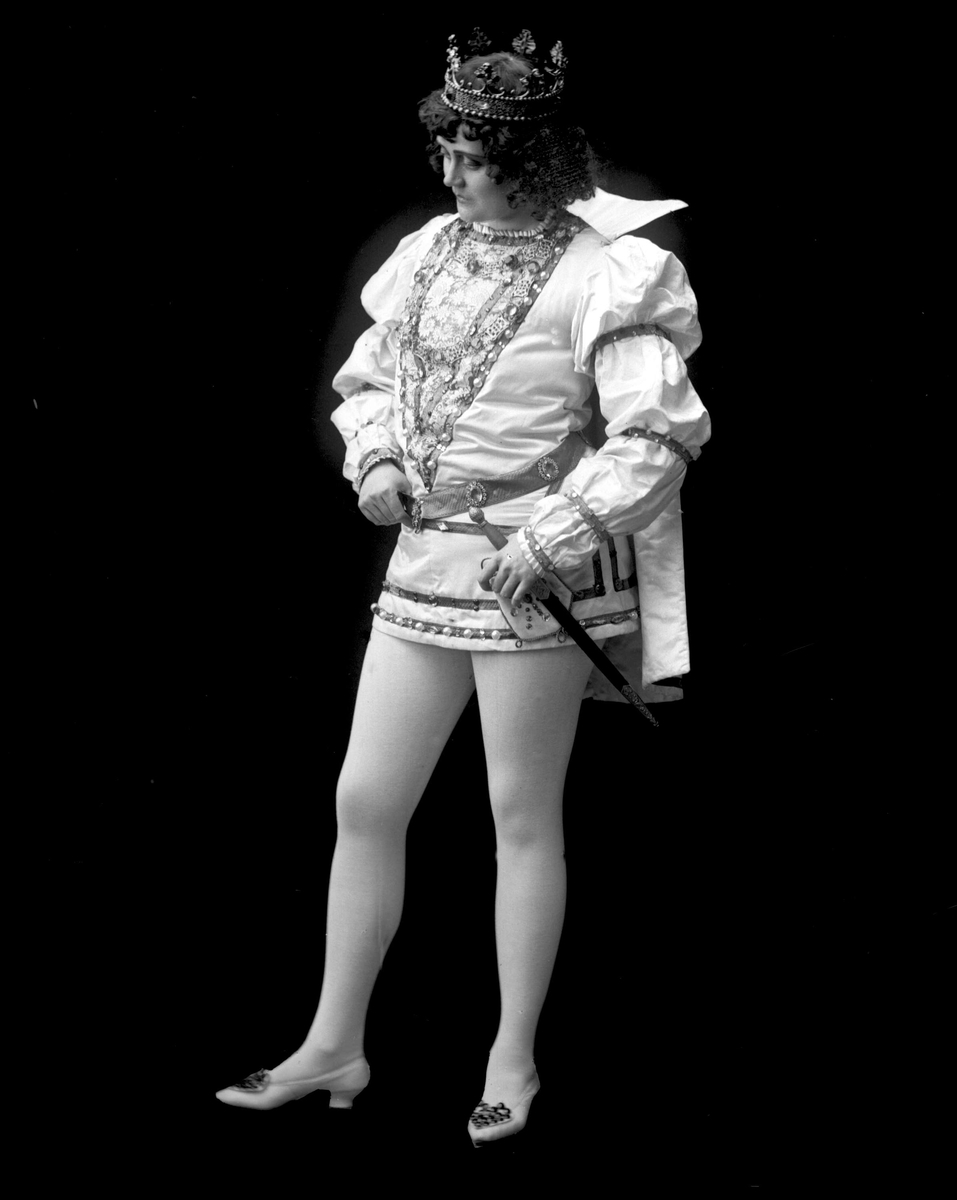 Gustav Borgen, Portrett, operasangerinne, sopranen Gabrielle Bidenkap som "Prinsen av Mantua", fra Cornevilles klokker" (av Planquette), Nationaltheatret 1902..