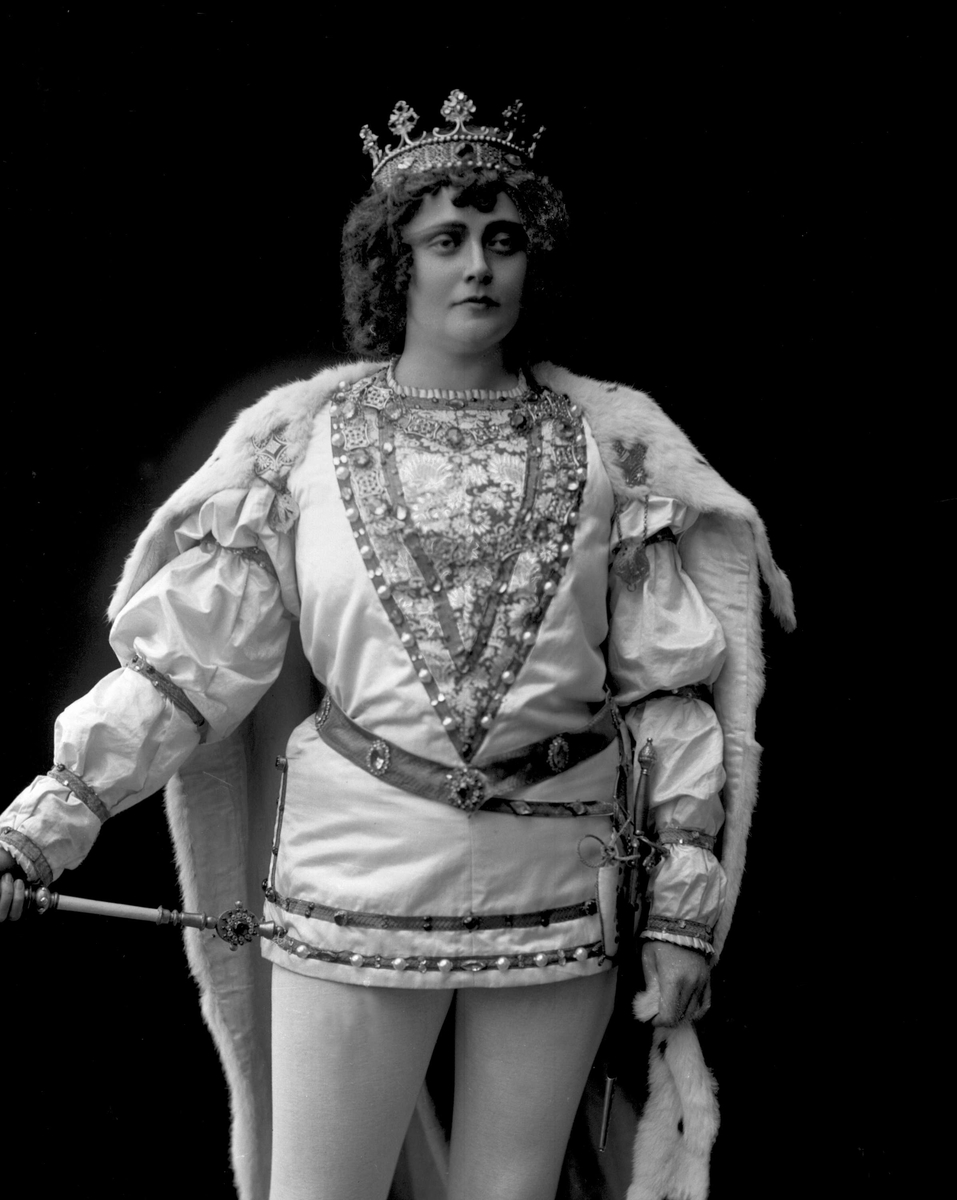 Gustav Borgen, Portrett, operasangerinne, sopranen Gabrielle Bidenkap som "Prinsen av Mantua", fra Cornevilles klokker" (av Planquette), Nationaltheatret 1902.