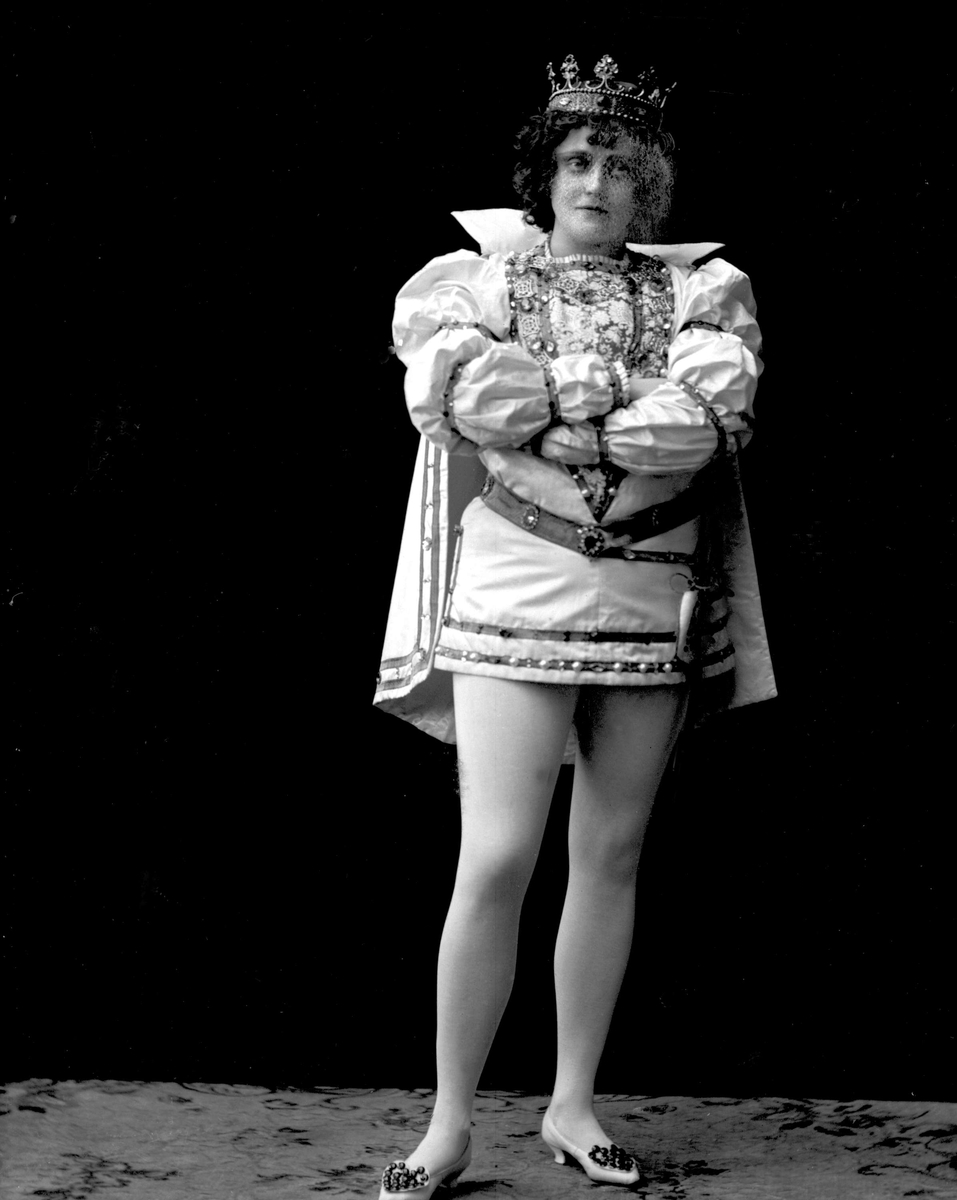 Gustav Borgen, Portrett, operasangerinne, sopranen Gabrielle Bidenkap som "Prinsen av Mantua", fra Cornevilles klokker" (av Planquette), Nationaltheatret 1902.