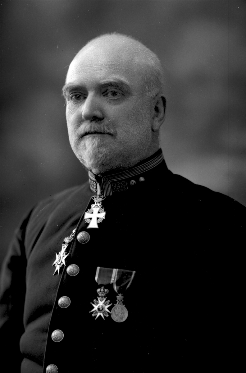 Gustav Borgen, Portrett av William Duborgh i uniform med medaljer.