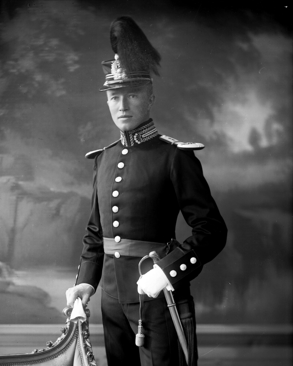 Gustav Borgen, Portrett, Olaf Peter Slosaas (født 1877) i uniform som premierløytnant ved Krigsskolen, slik den var reglementert fra 1905 til 1912. Fotografert 1908.