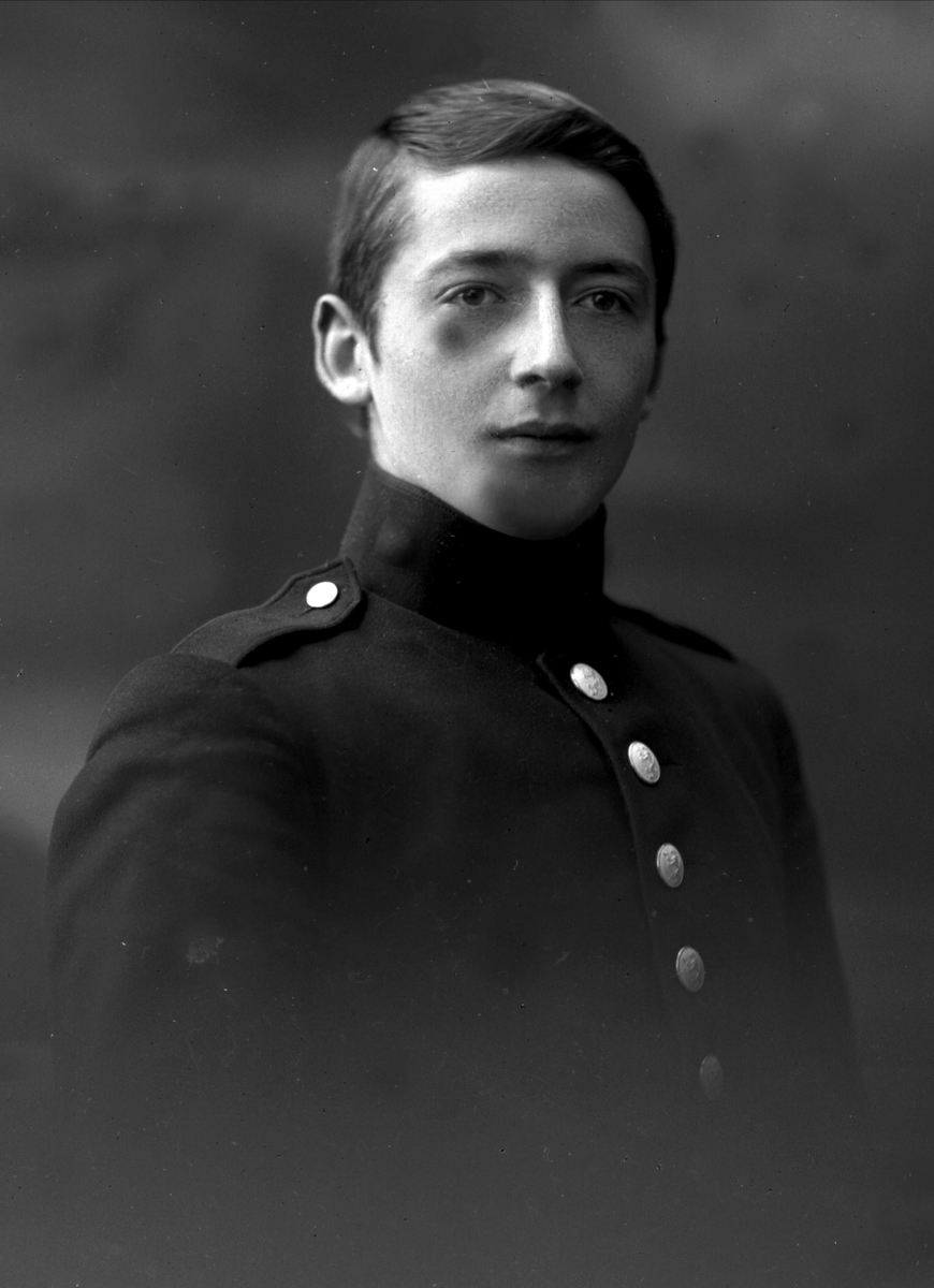 Gustav Borgen, Portrett, mann i kadettuniform.
