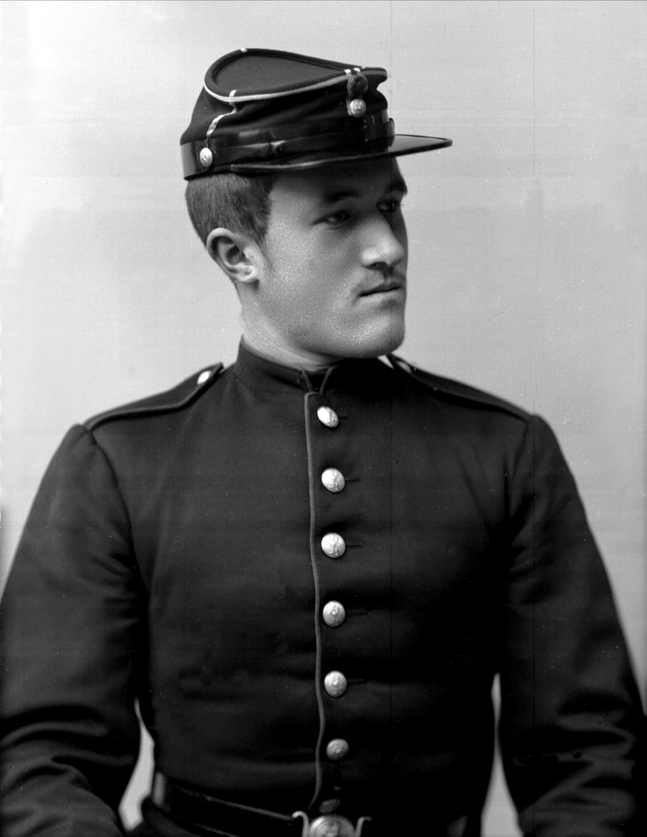 Gustav Borgen, Portrett, mann i kadettuniform.