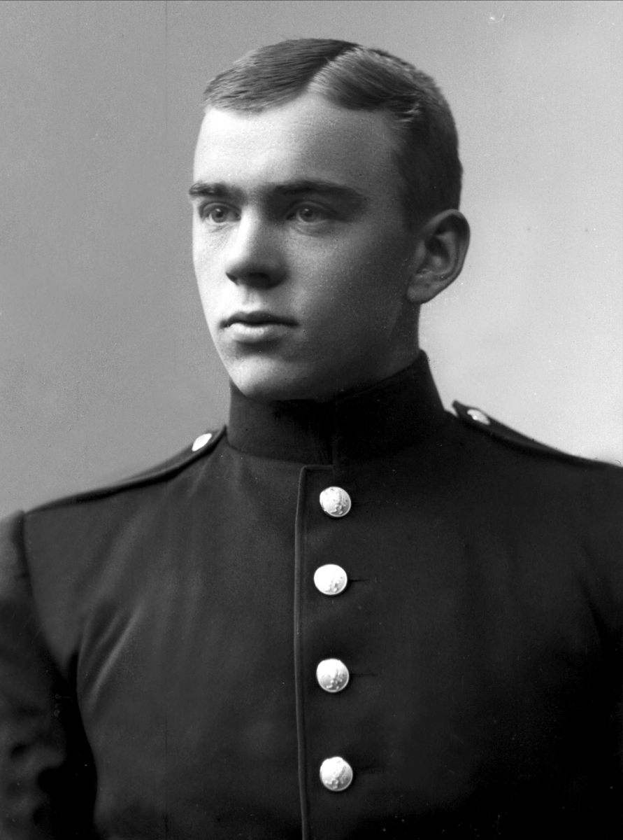 Gustav Borgen, Portrett, mann i kadettuniform.