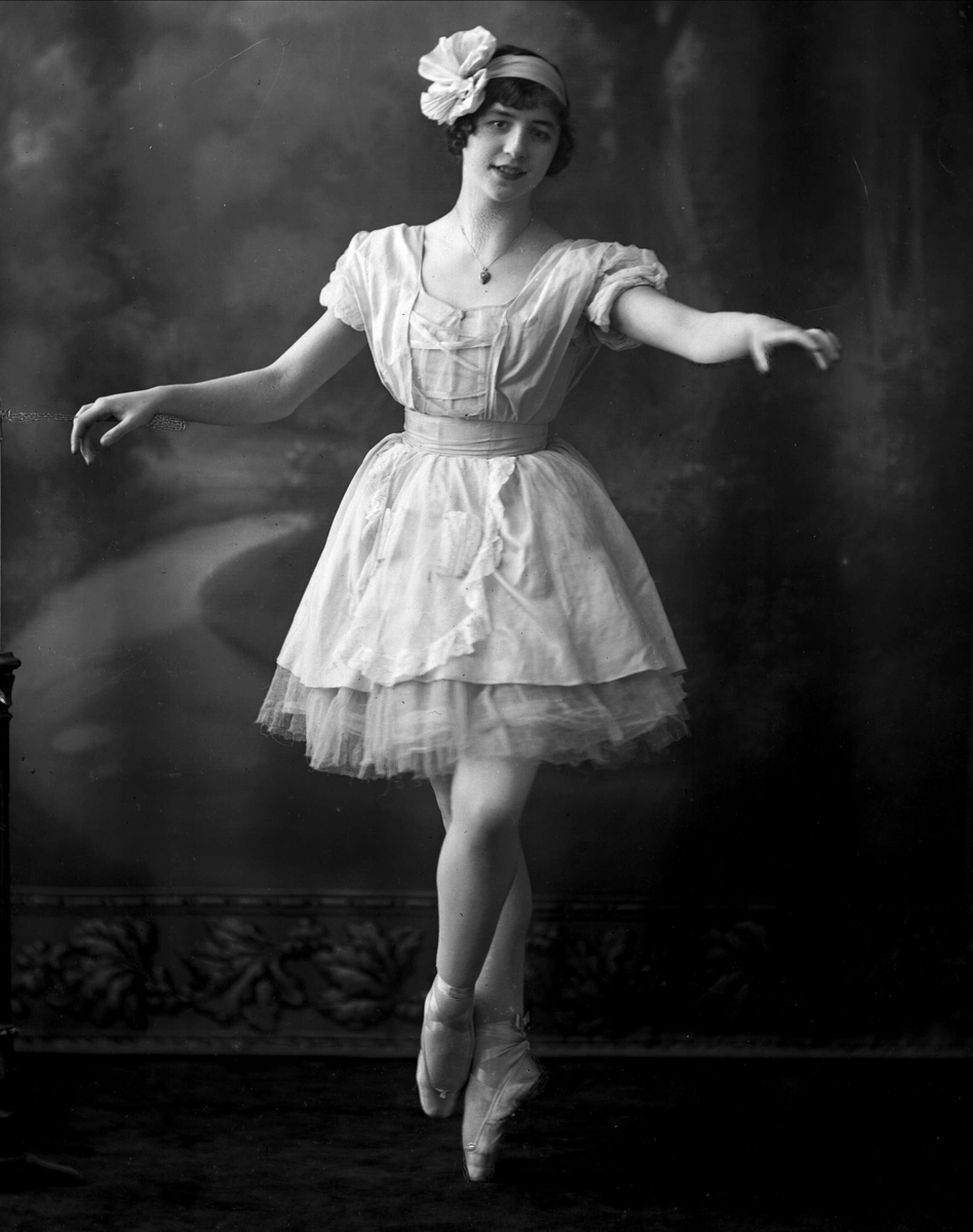 Gustav Borgen, Portrett, kvinne danser ballett. Frøken Buttedal.