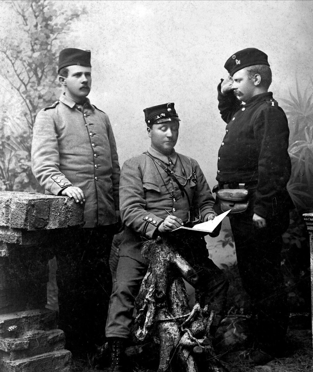 Gustav Borgen, Avfotografering. Gruppeportrett, menn i uniformer. Bildet viser en stor variasjon av uniformsmodeller for infanteriet, detaljer, se Andre opplysninger.