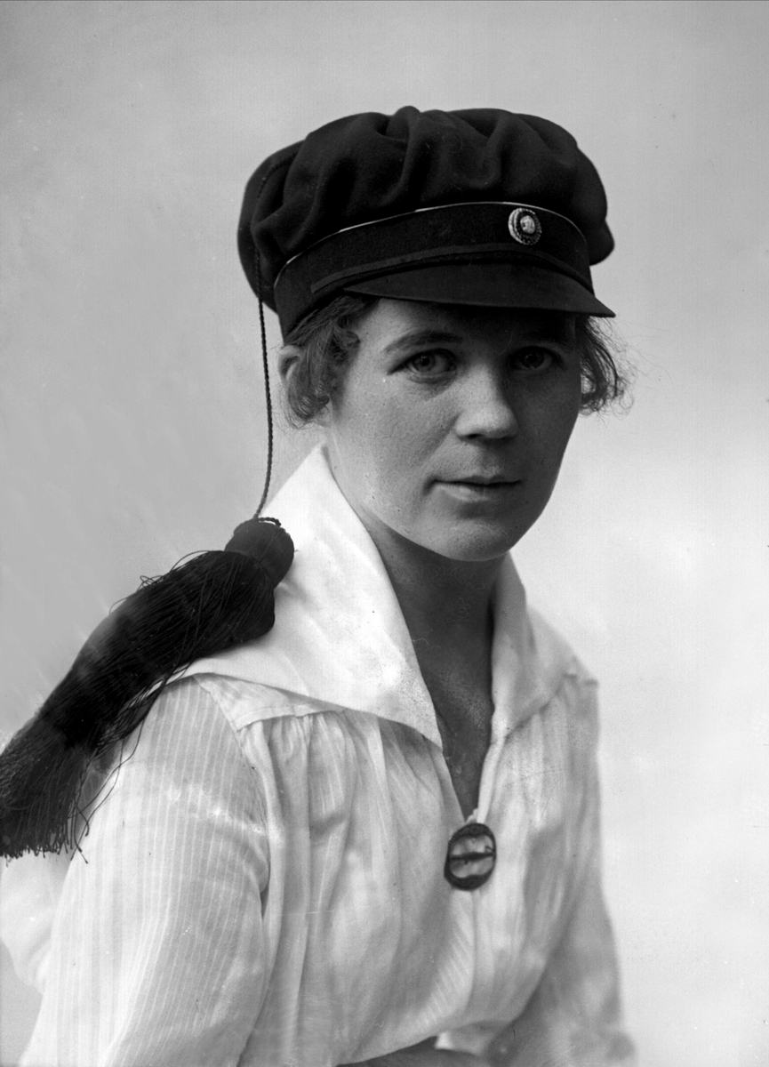 Gustav Borgen, Portrett, kvinne med studentlue. Student Martha Galaasen.