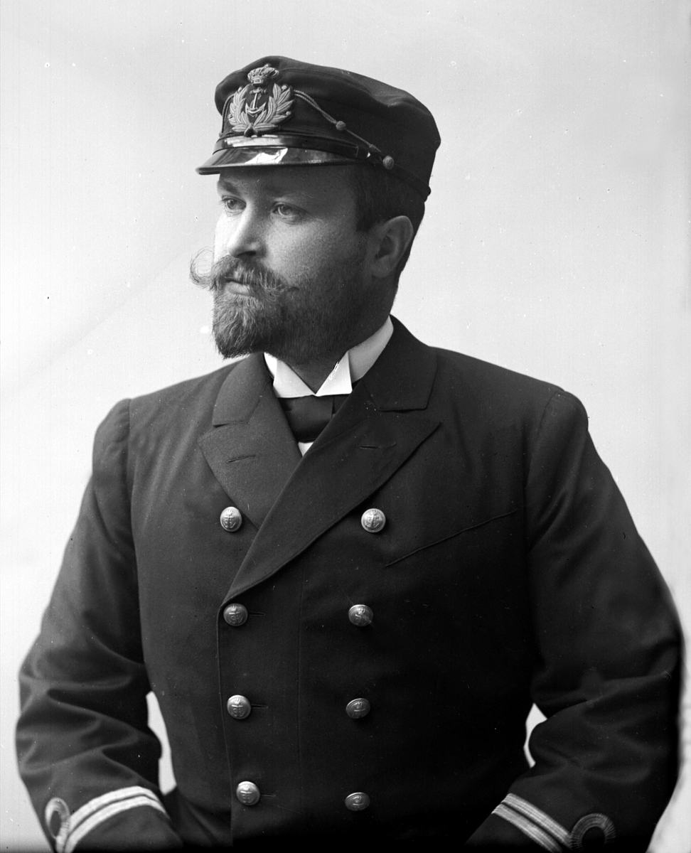 Gustav Borgen, Portrett, Gustav Christian Oscar Rehbinder Gade (1863-1926) i uniform som løytnant.
