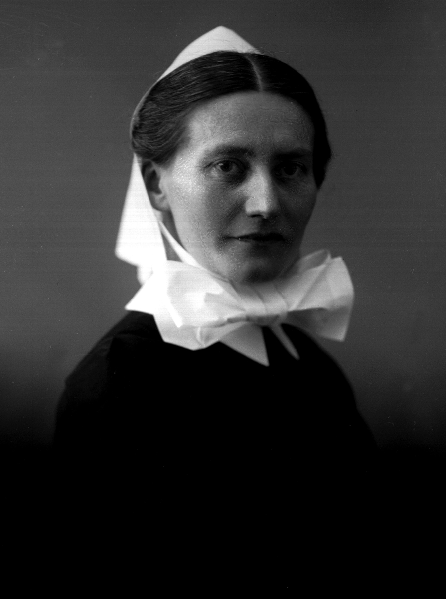 Gustav Borgen, Portrett, sykepleier, diakonisse. Søster Kamille Lovisenberg.