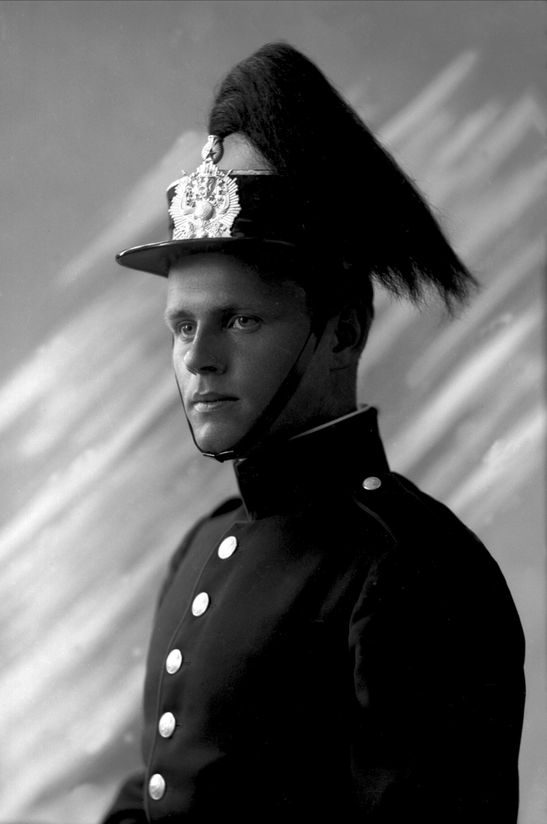Gustav Borgen, Portrett, mann i kadettuniform.