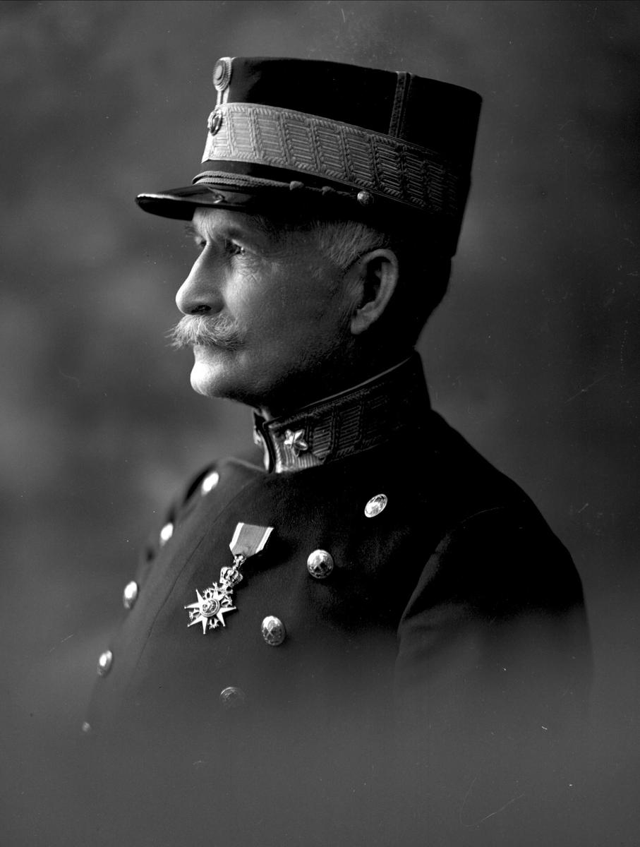 Gustav Borgen, Portrett, generalmajor Johan Lauritz Bull i uniform.