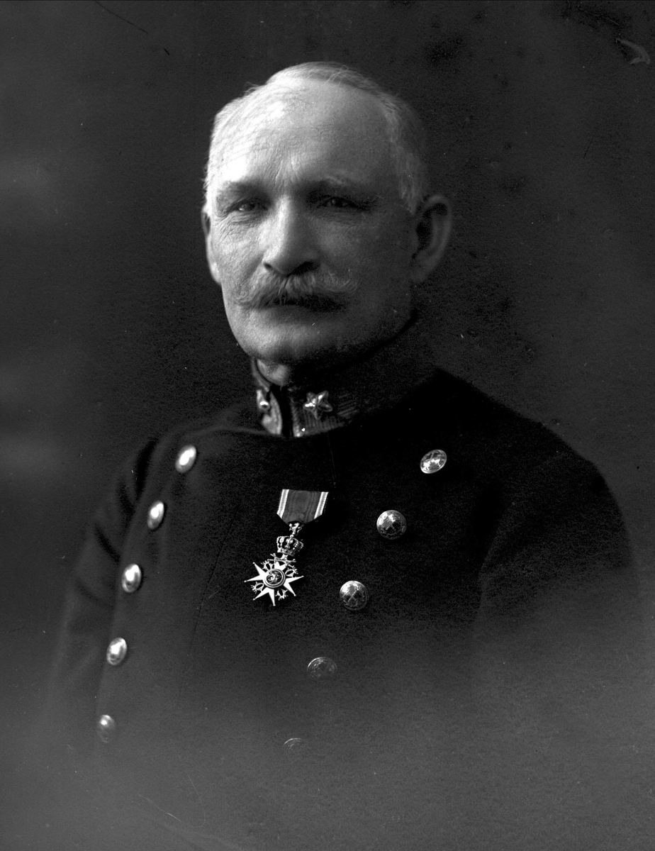 Gustav Borgen, Portrett, generalmajor Johan Lauritz Bull i uniform.