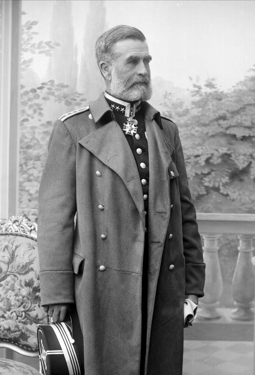 Gustav Borgen, Portrett, Olaf Wilhelm Petersen (1841-1909), i uniform som sjef for Krigsskolen.