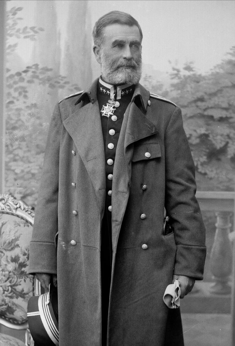 Gustav Borgen, Portrett, Olaf Wilhelm Petersen (1841-1909), i uniform som sjef for Krigsskolen.