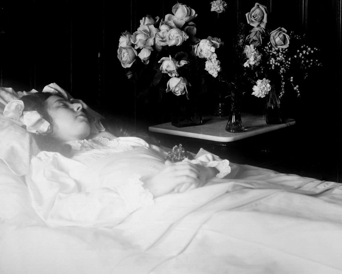 Gustav Borgen, Post mortem-fotografi. Pike stelt og pyntet til begravelse.