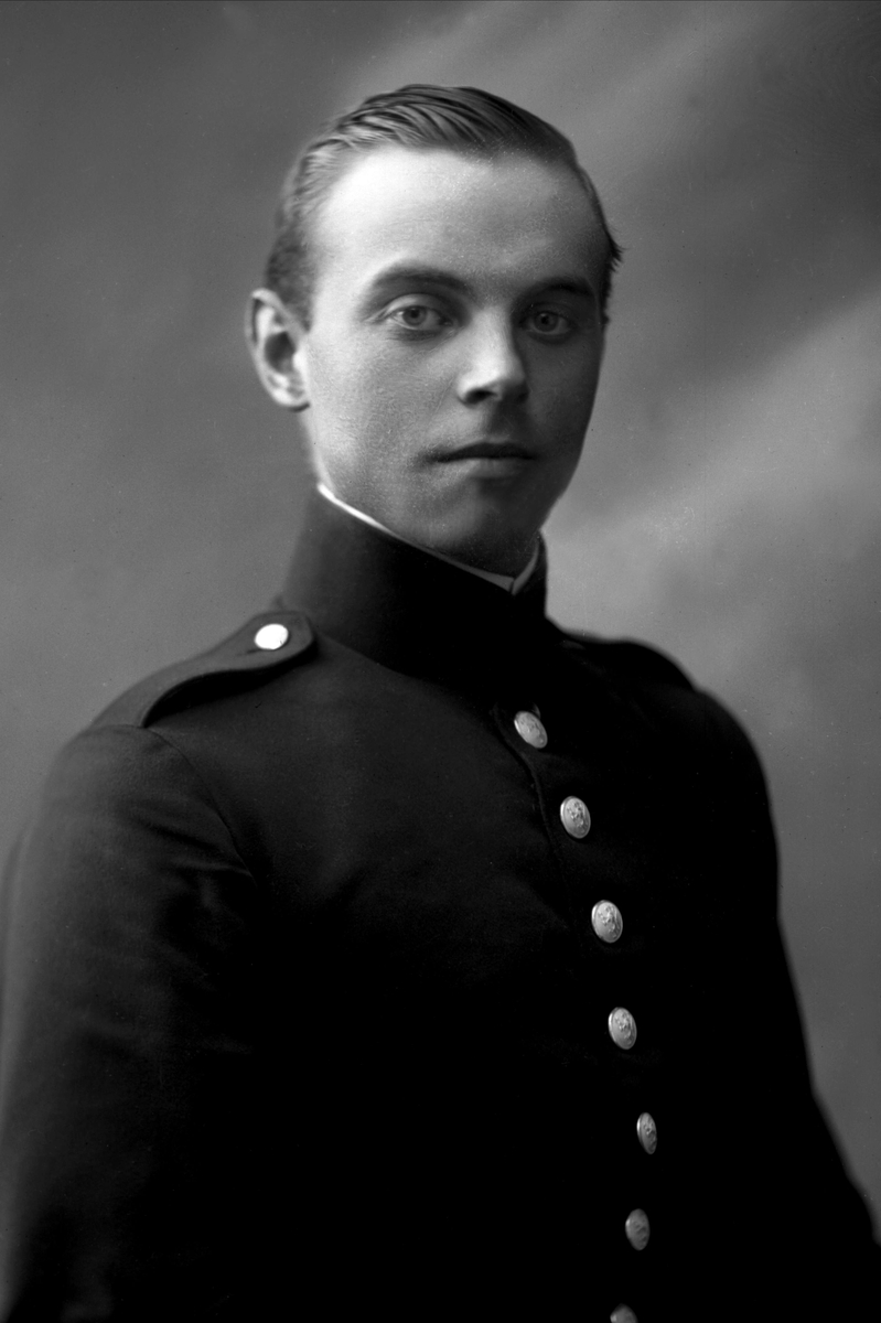 Gustav Borgen, Portrett, mann i kadettuniform.