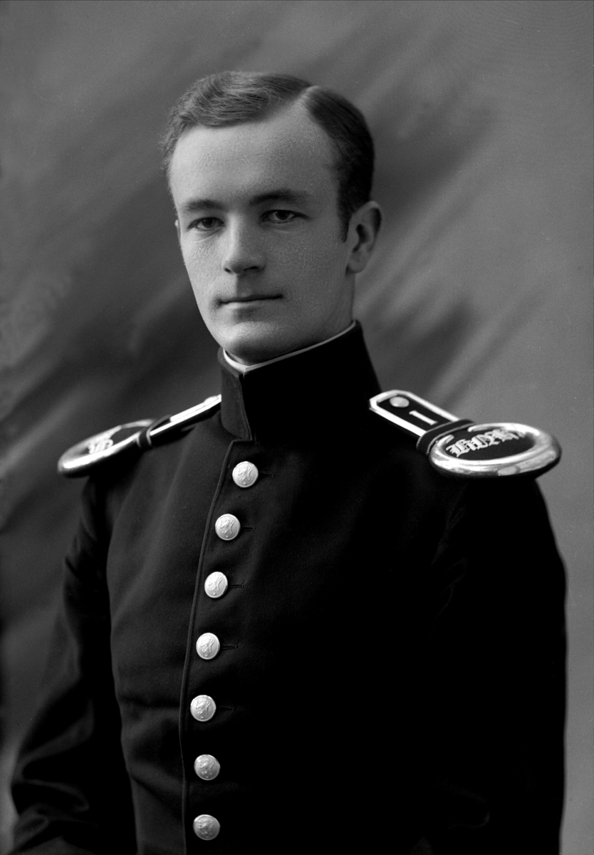 Gustav Borgen, Portrett, mann i kadettuniform.