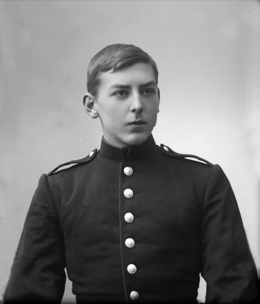 Gustav Borgen, Portrett, mann i kadettuniform.