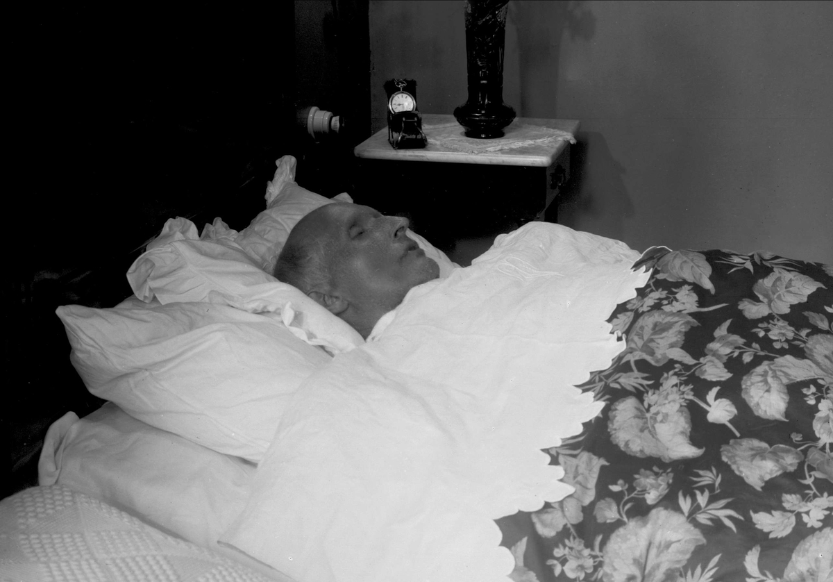 Gustav Borgen, Post mortem-fotografi. Død mann i seng.