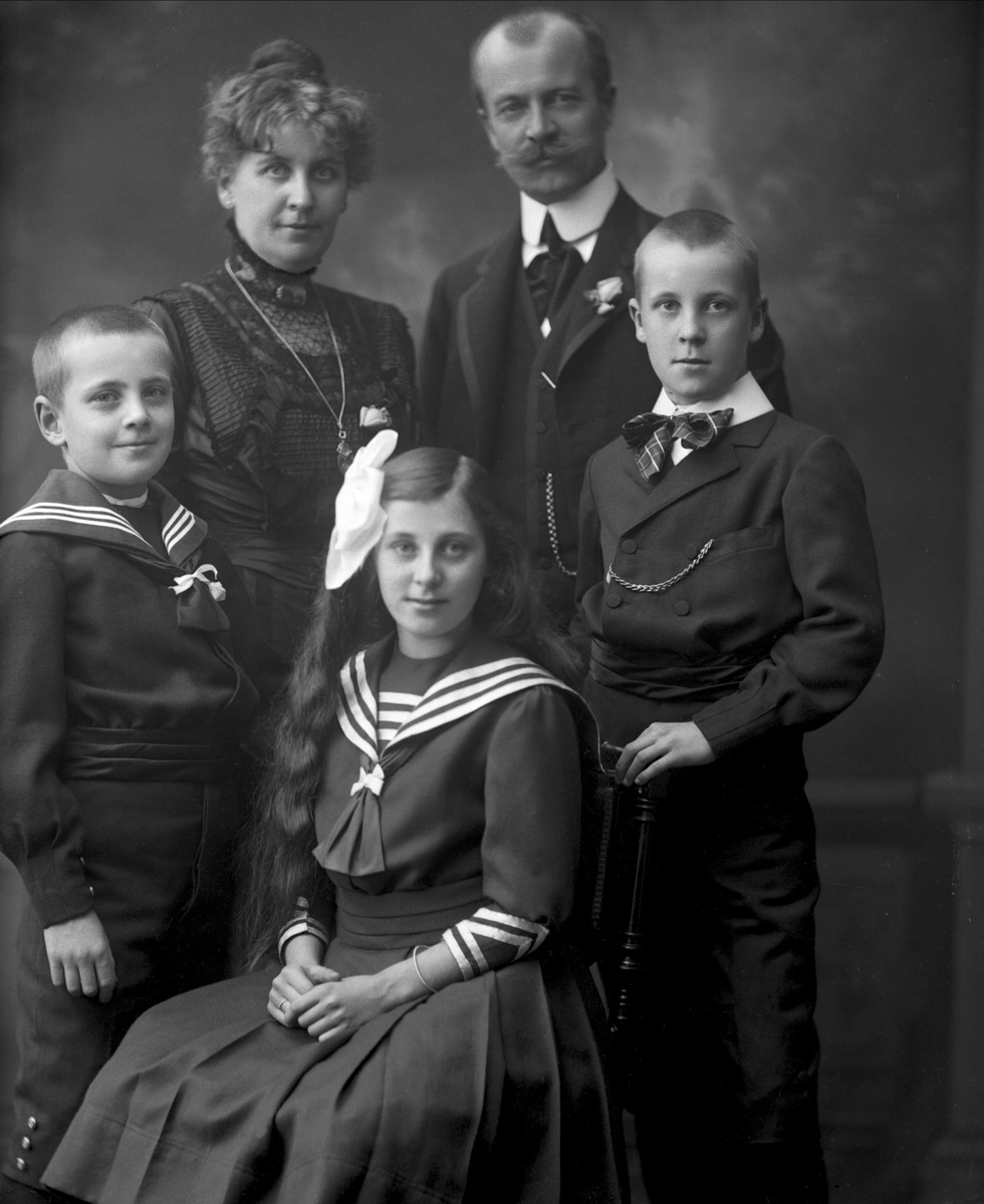 Gustav Borgen, Gruppeportrett, familien Dammann. Gunhild Marie, Axel, Aage, Kirsten og Rolf.