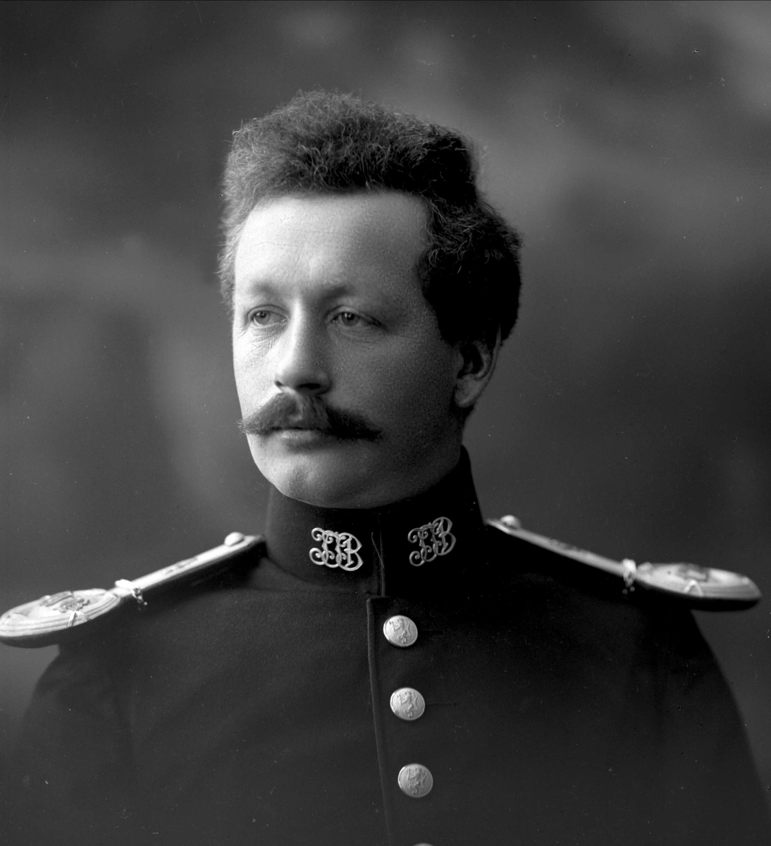 Gustav Borgen, Portrett, kaptein Olav Aavatsmark i uniform.