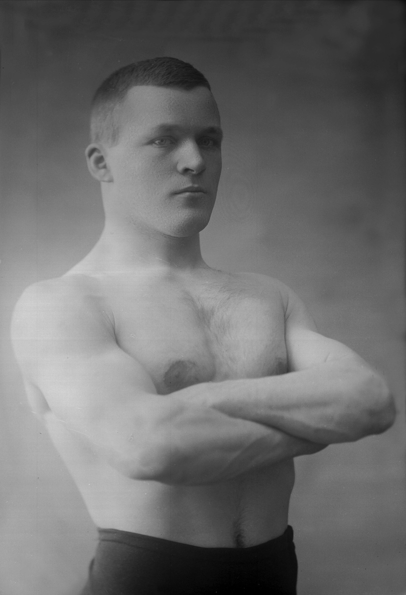 Gustav Borgen, Portrett, bryter i bar overkropp. Frydenlund.