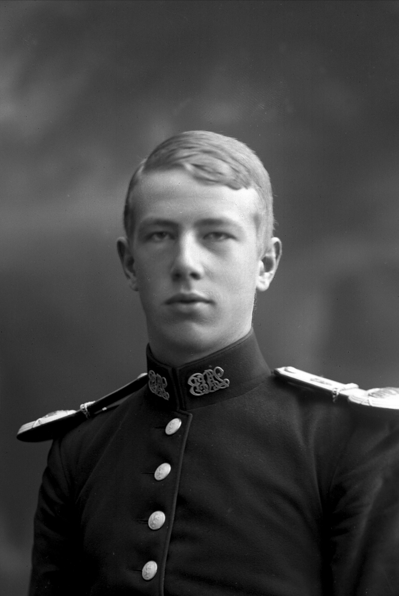 Gustav Borgen, Portrett, mann i kadettuniform.