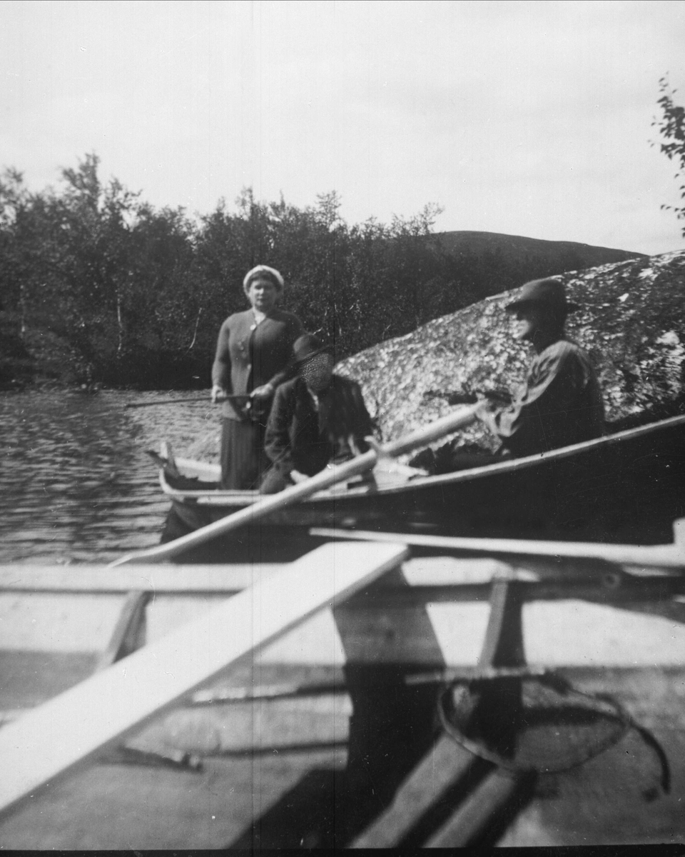 Gustav Borgen, Avfotografering. Menn og en kvinne i en robåt.
