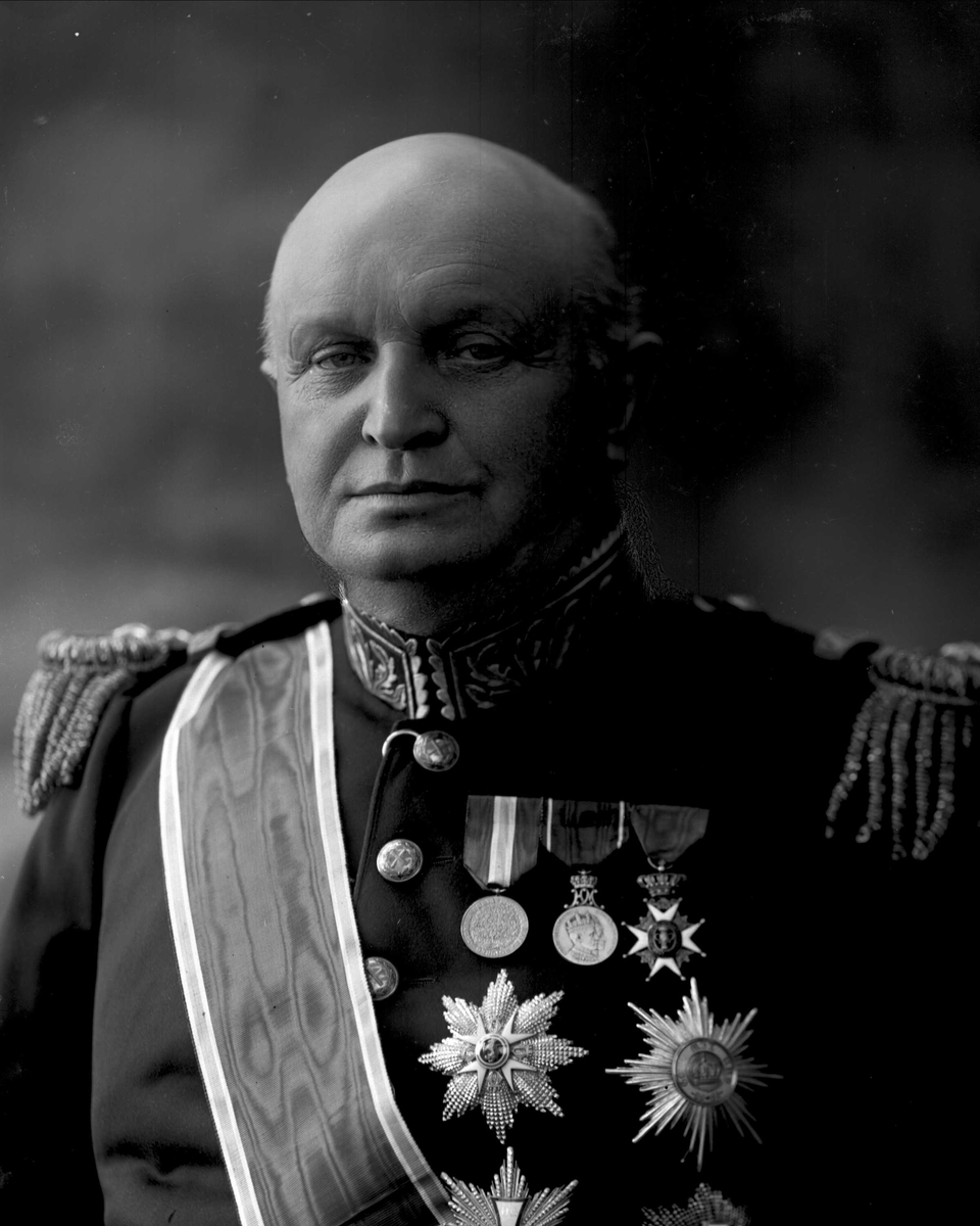 Gustav Borgen, Portrett, Chr. Wilh. Engel Bredal Olsson i uniform som general.