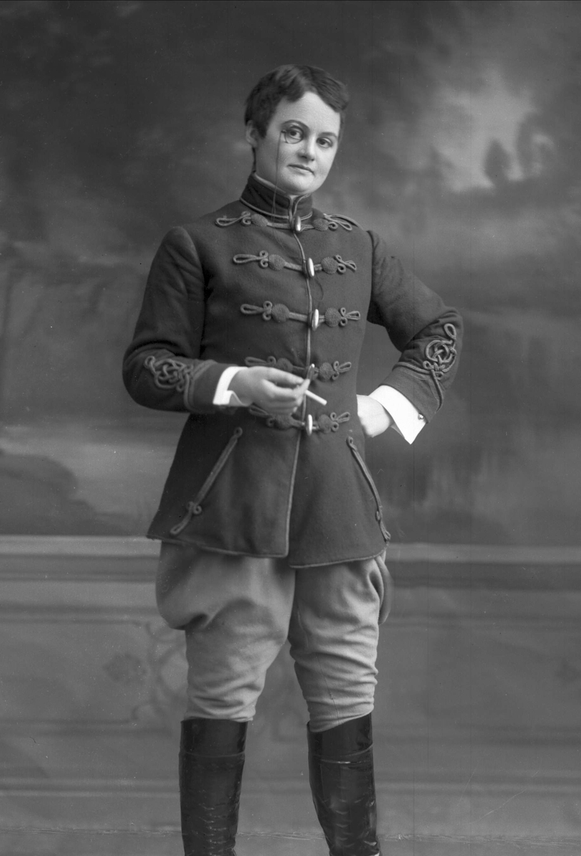 Gustav Borgen, Portrett, kvinne oppkledd i uniform med sigarett og lorgnett. Skøyen, (Høstmanøvre). Erna Bergh.