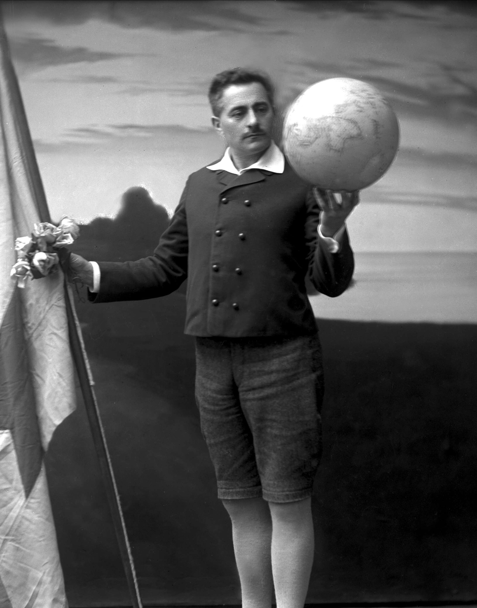 Gustav Borgen, Portrett av Sigert Patursson med knebukser og mørk jakke. Holder en globus i ei hånd og en fane/flagg i andre hånd. Redaktør Paturson. Færøysk flagg, antakelig.