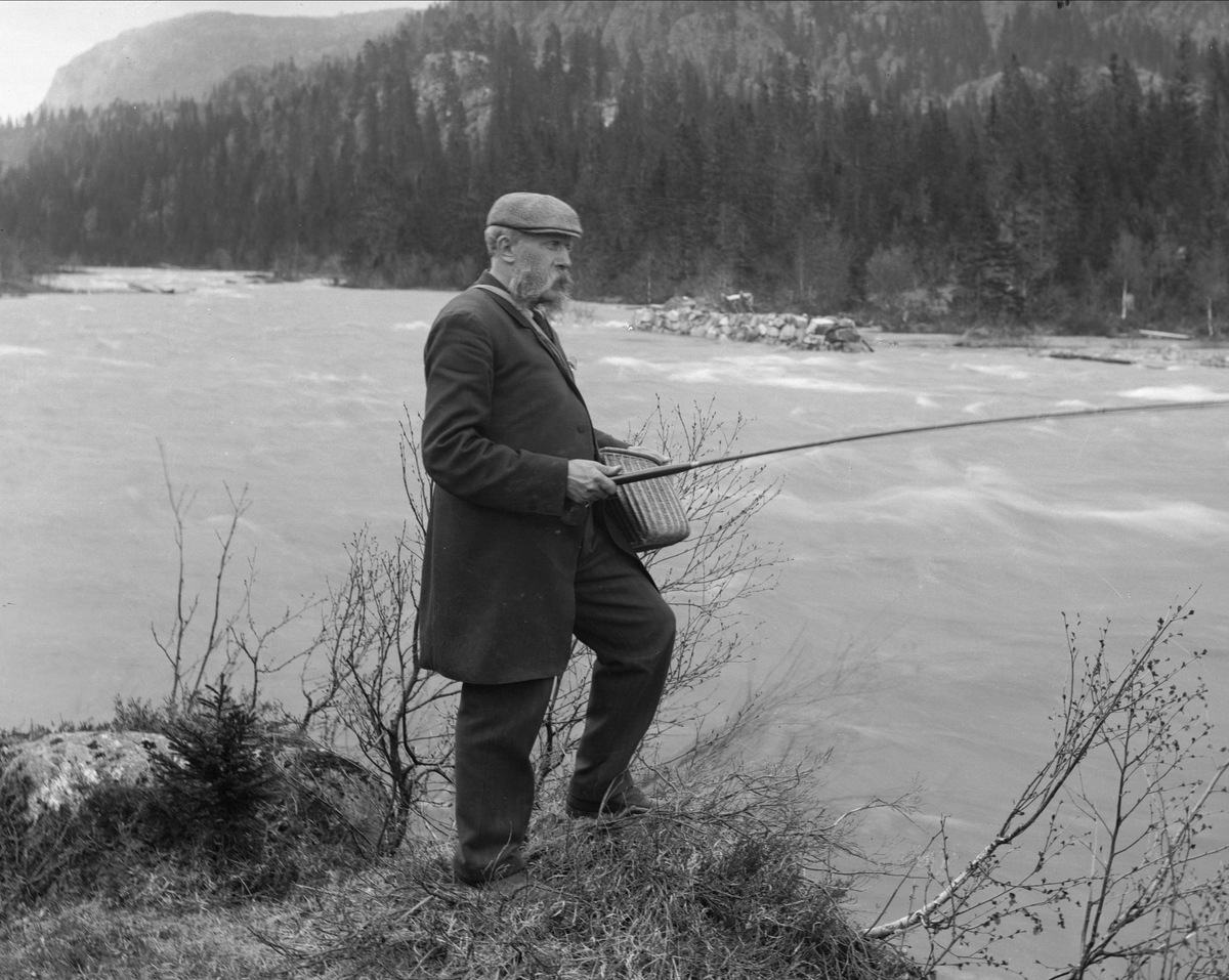 Gustav Borgen, Mann med fiskestang og veske ved elvebredden.