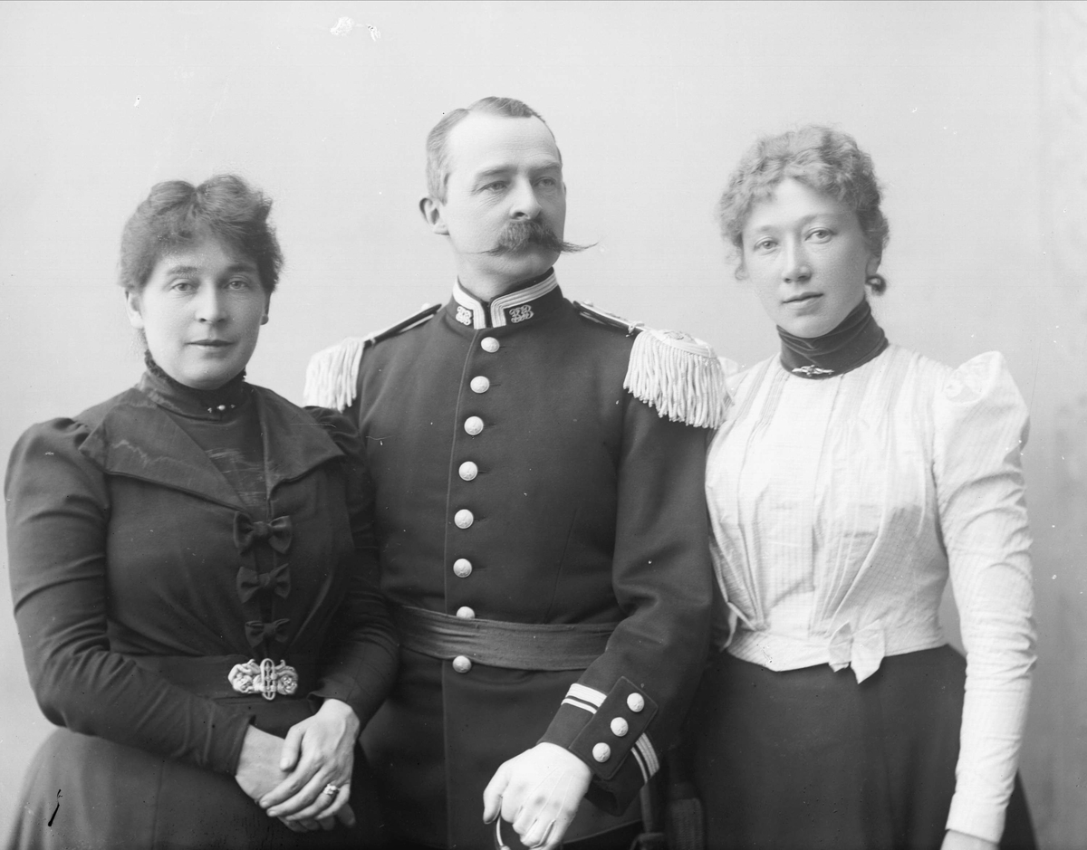 Gustav Borgen, Portrett av major Kielland sammen med to ukjente kvinner.