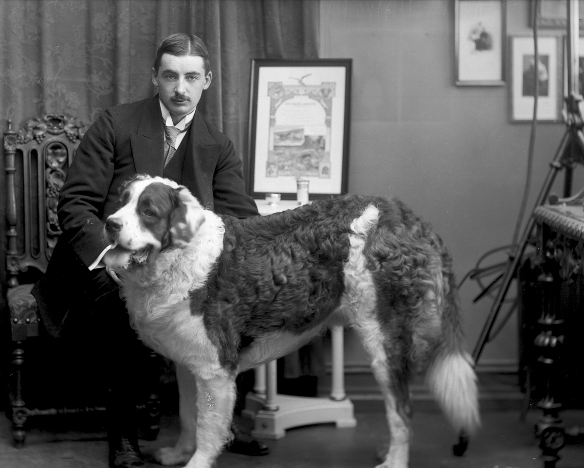 Gustav Borgen, Portrett, Agent Aaberg med hund.