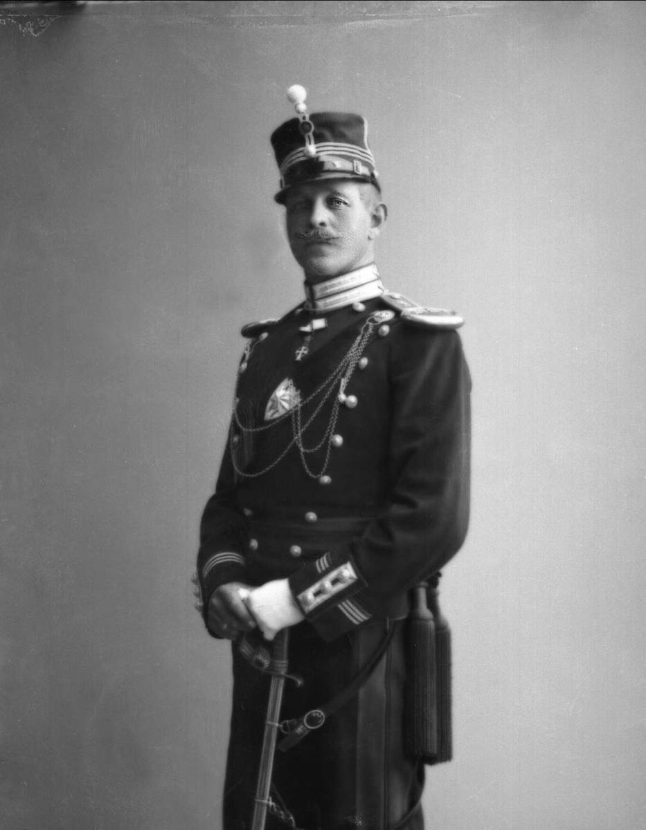 Gustav Borgen, Portrett, Jens Jacob Jensen (1863-1919) i uniform som rittmester. Medeier i Myrens verksted.