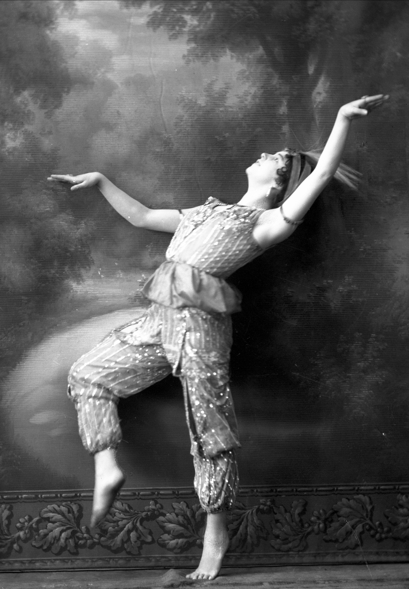 Gustav Borgen, Eksotisk danser i positur og kostyme.