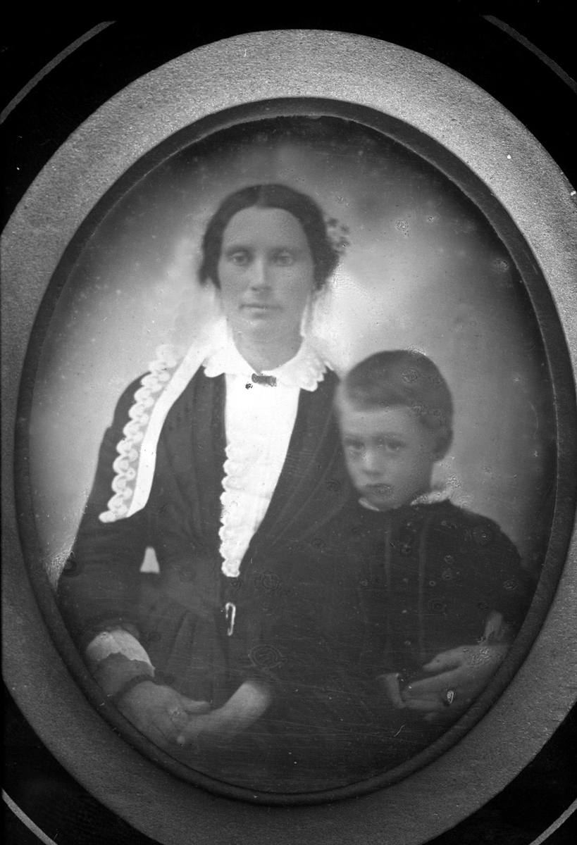 Gustav Borgen, Avfotografering. Gruppe, mor og sønn. Daguerreotypi(?)