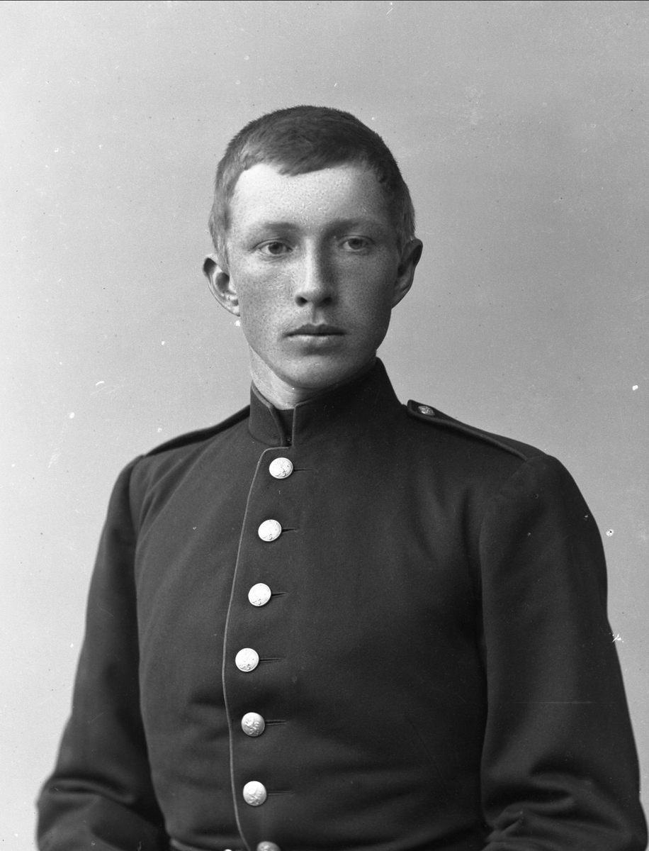Gustav Borgen, Portrett, mann i kadettuniform.