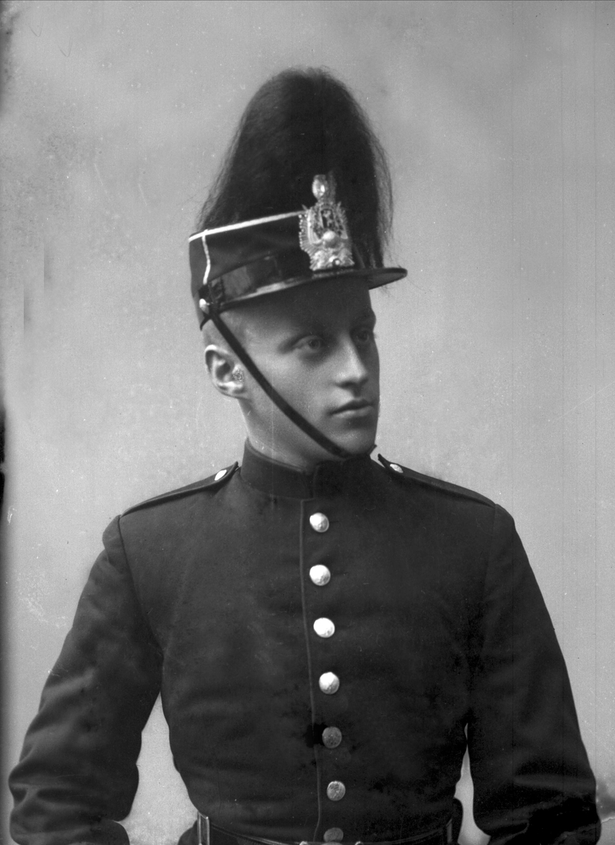 Gustav Borgen, Portrett, mann i kadettuniform.