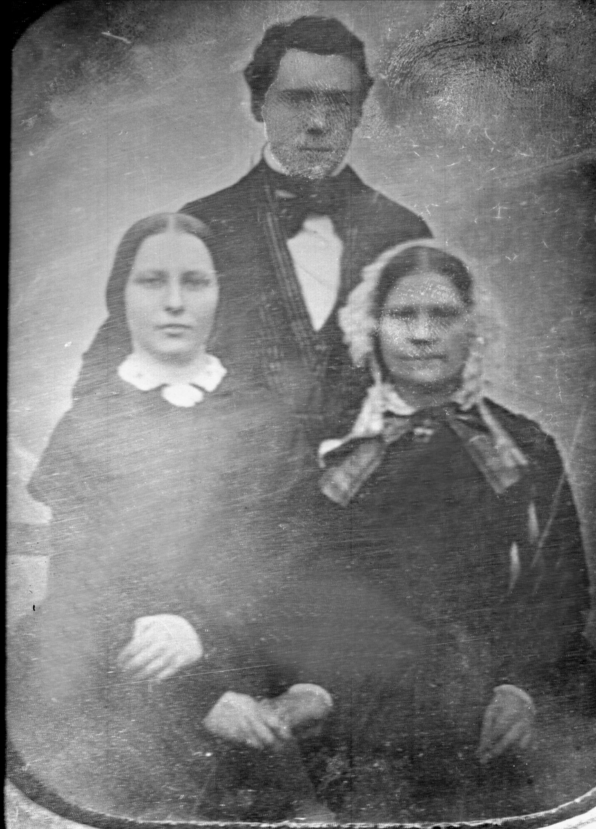 Gustav Borgen, Avfotografering. Gruppe, mann og to kvinner. Daguerreotypi(?)