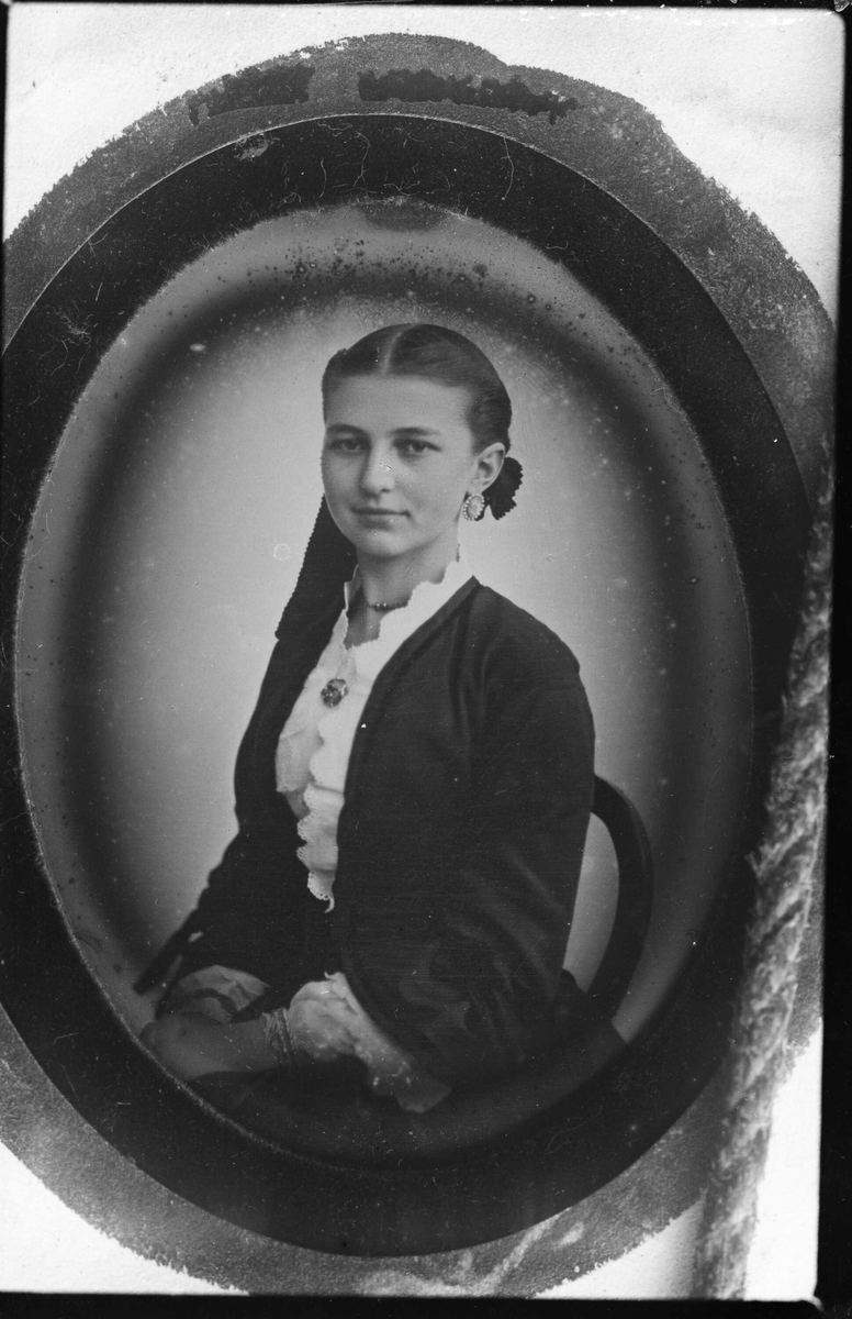Gustav Borgen, Avfotografering. Portrett, ung kvinne med flettet hår/hårbånd. Daguerreotypi(?)