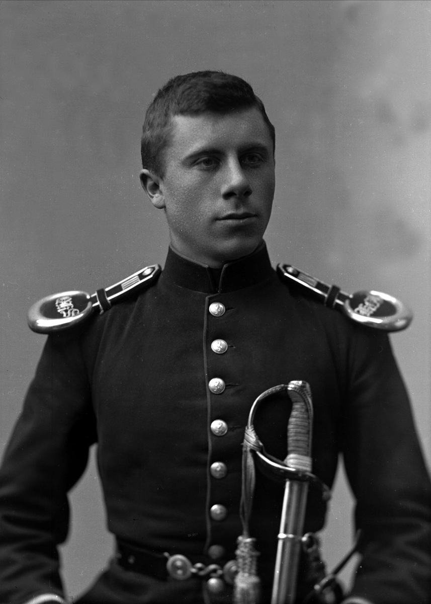 Gustav Borgen, Portrett, mann i kadettuniform.