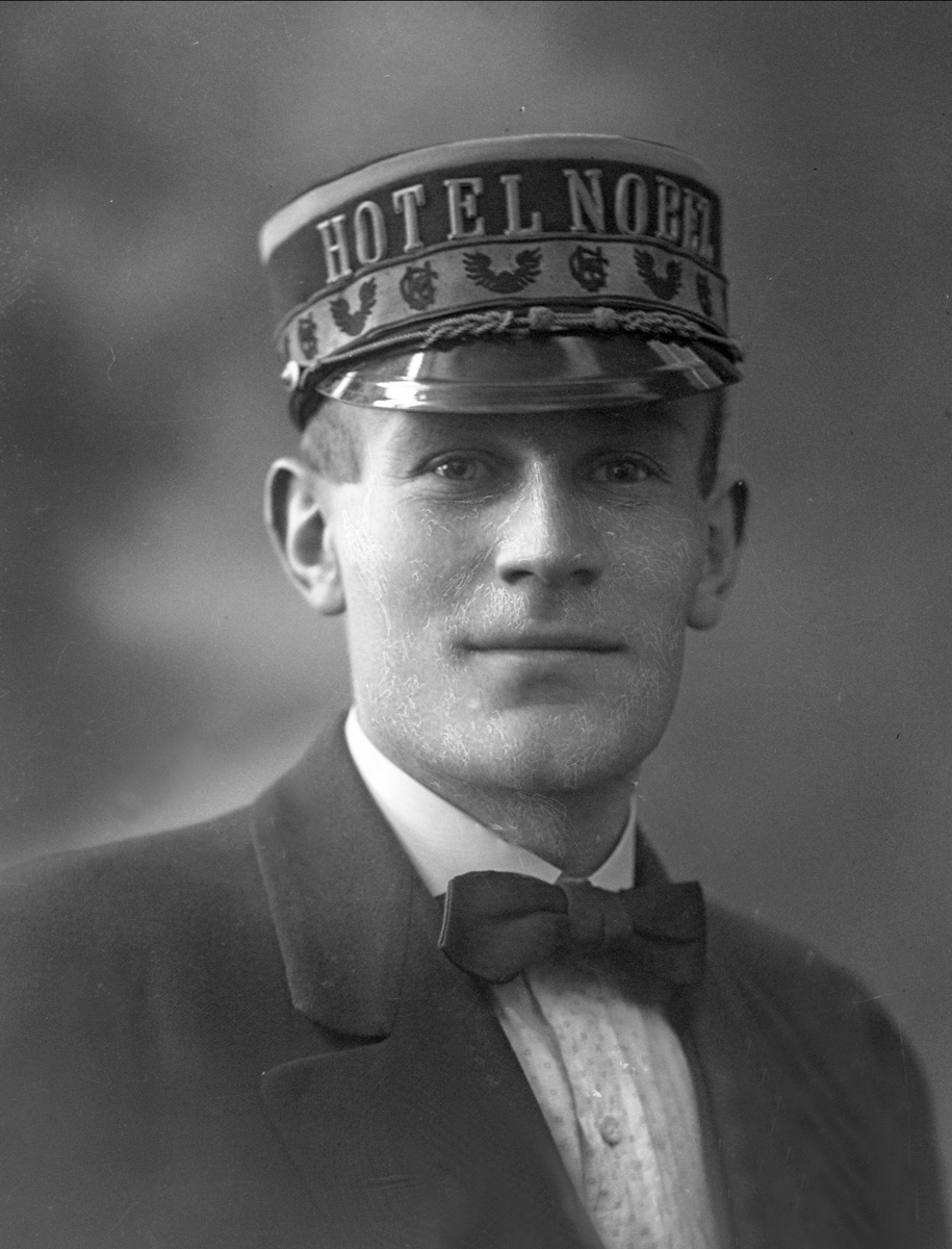 Gustav Borgen, Portrett, mann med uniformslue fra Hotel Nobel.