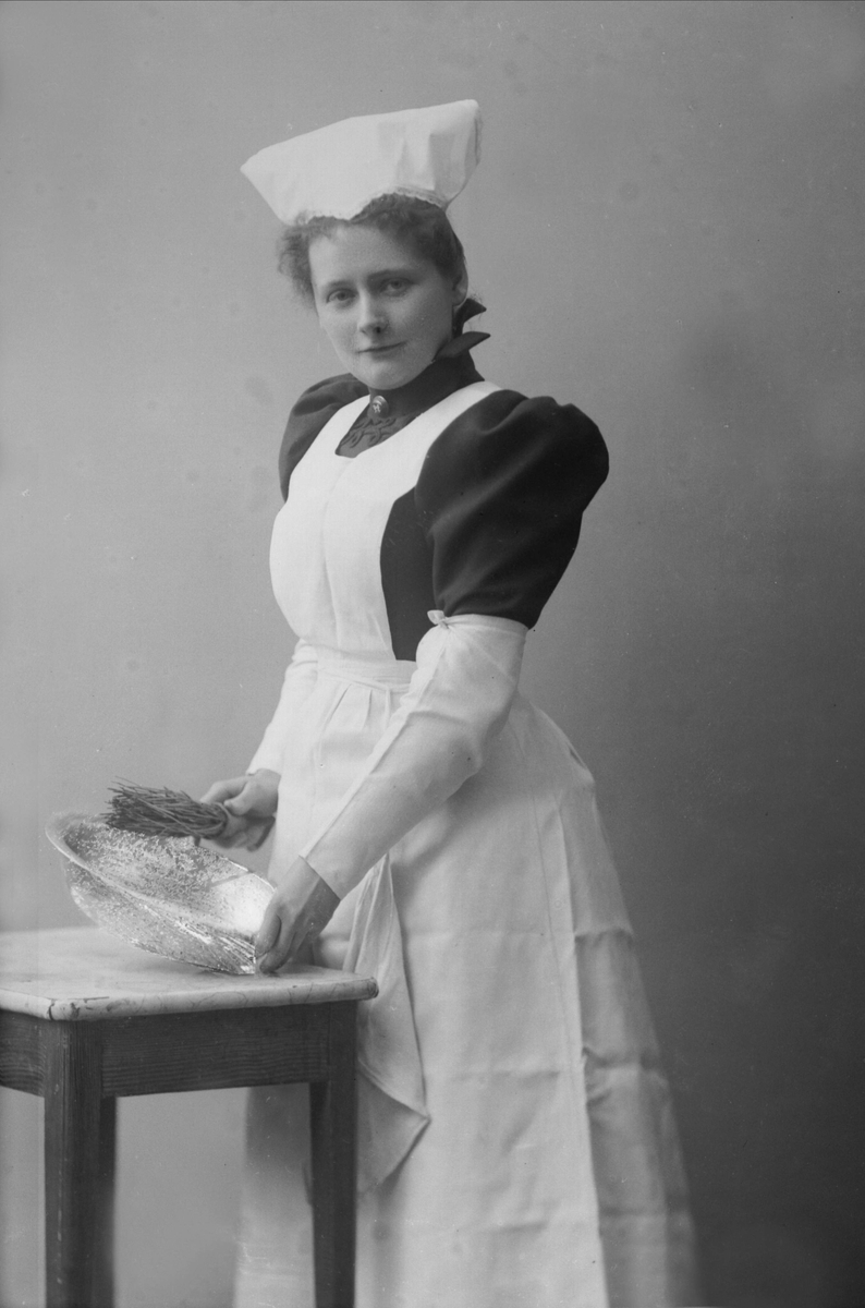 Gustav Borgen, Portrett, tjenestepike.